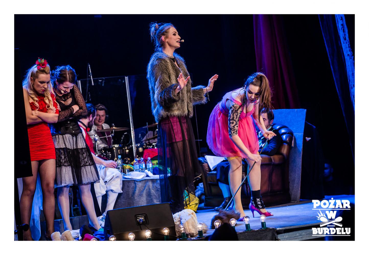 DZIEWCZYNA Z MARSZU NIEPODLEGŁOŚCI