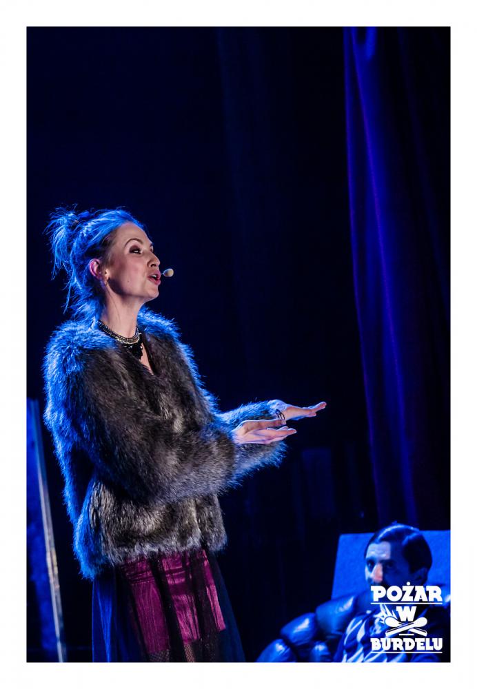 DZIEWCZYNA Z MARSZU NIEPODLEGŁOŚCI