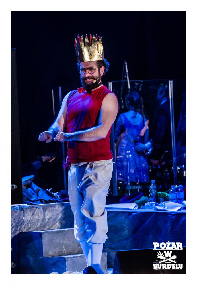 DZIEWCZYNA Z MARSZU NIEPODLEGŁOŚCI