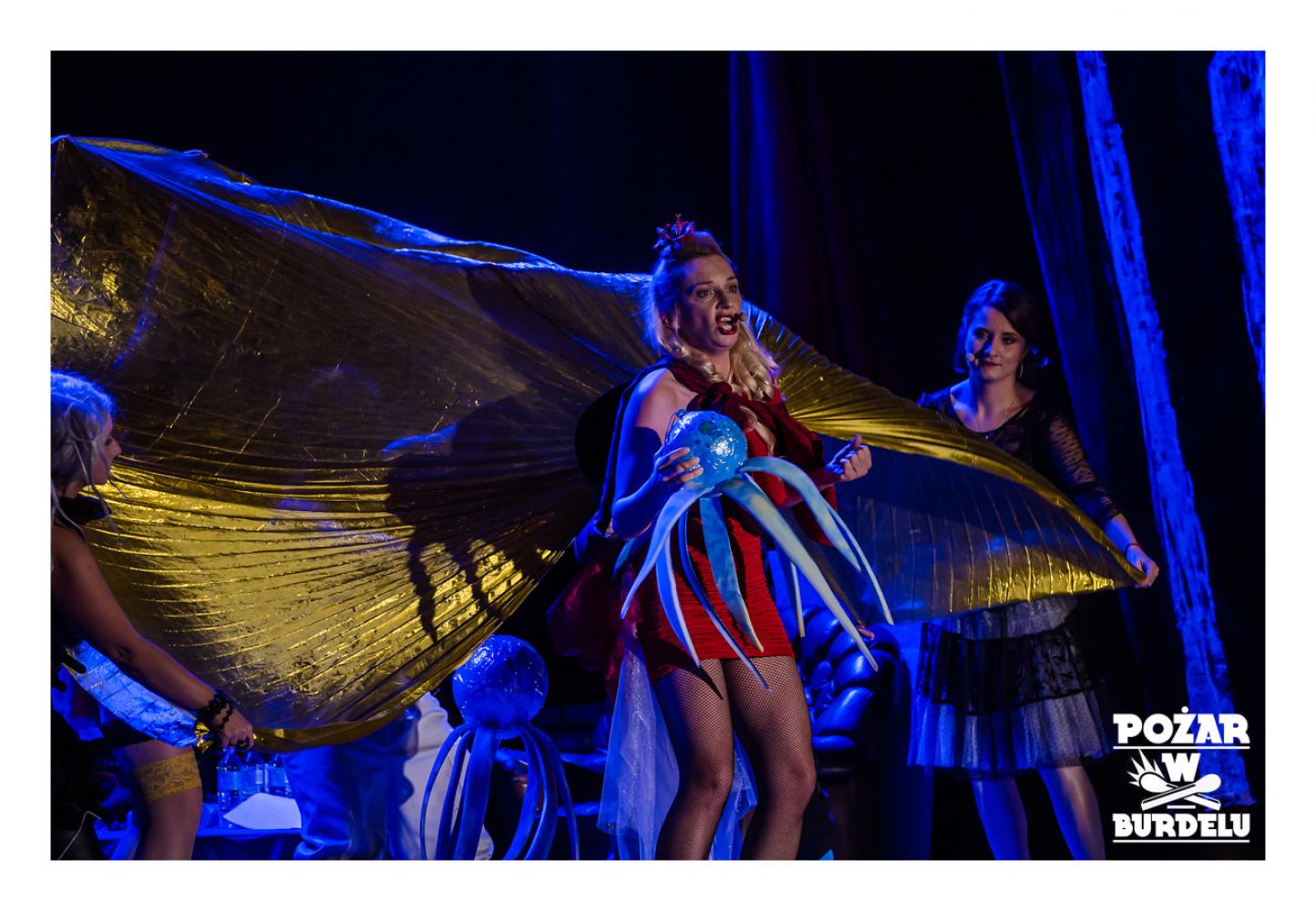 DZIEWCZYNA Z MARSZU NIEPODLEGŁOŚCI