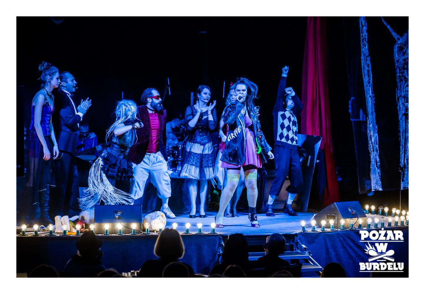 DZIEWCZYNA Z MARSZU NIEPODLEGŁOŚCI