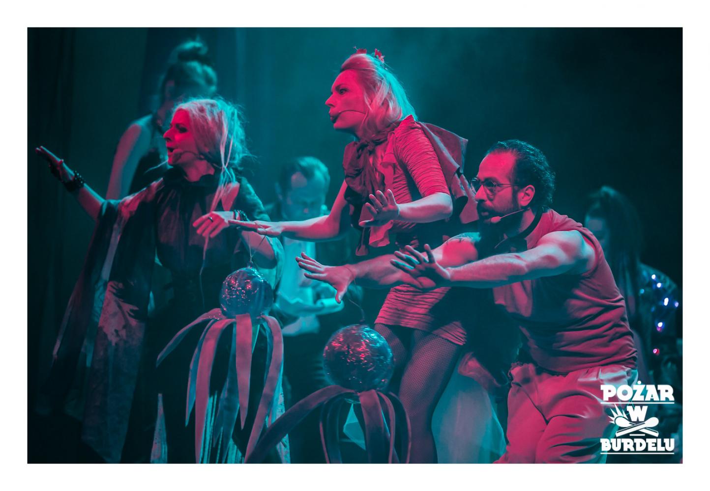 DZIEWCZYNA Z MARSZU NIEPODLEGŁOŚCI