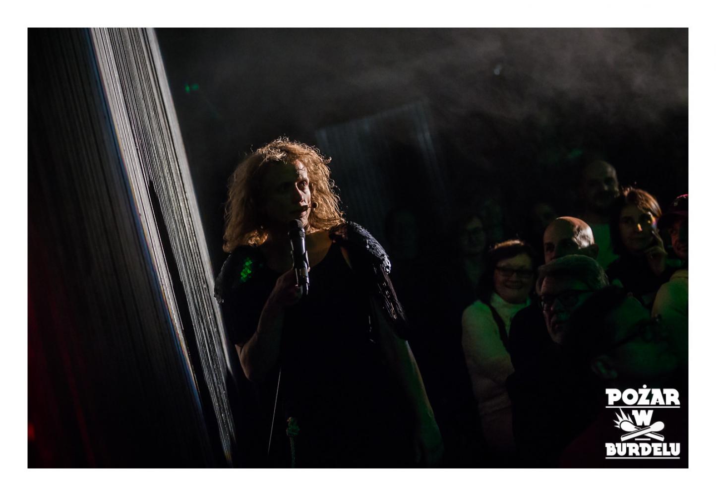 DZIEWCZYNA Z MARSZU NIEPODLEGŁOŚCI