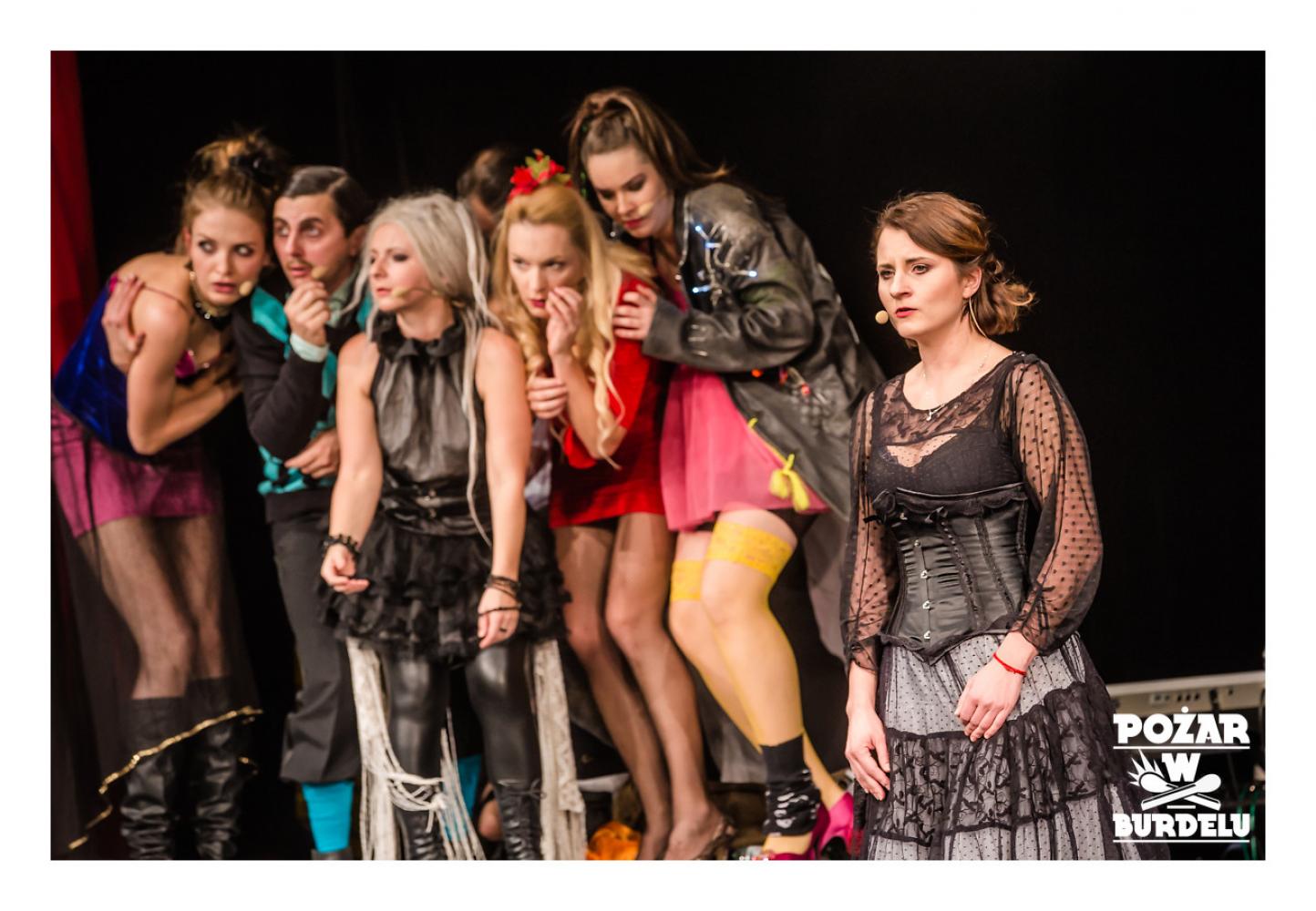 DZIEWCZYNA Z MARSZU NIEPODLEGŁOŚCI