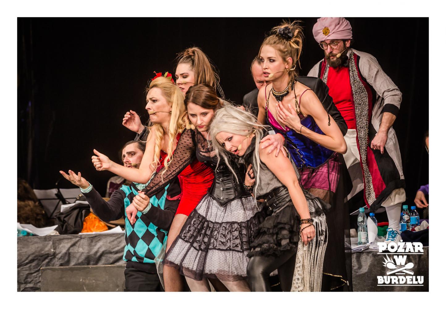 DZIEWCZYNA Z MARSZU NIEPODLEGŁOŚCI