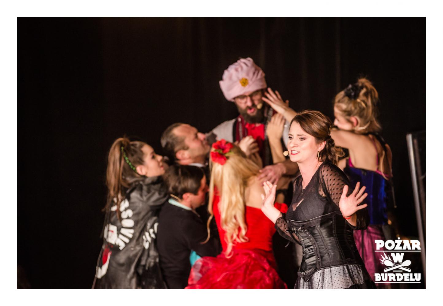 DZIEWCZYNA Z MARSZU NIEPODLEGŁOŚCI