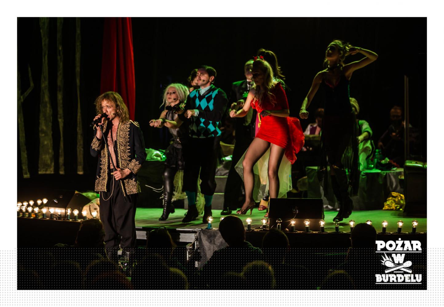 DZIEWCZYNA Z MARSZU NIEPODLEGŁOŚCI