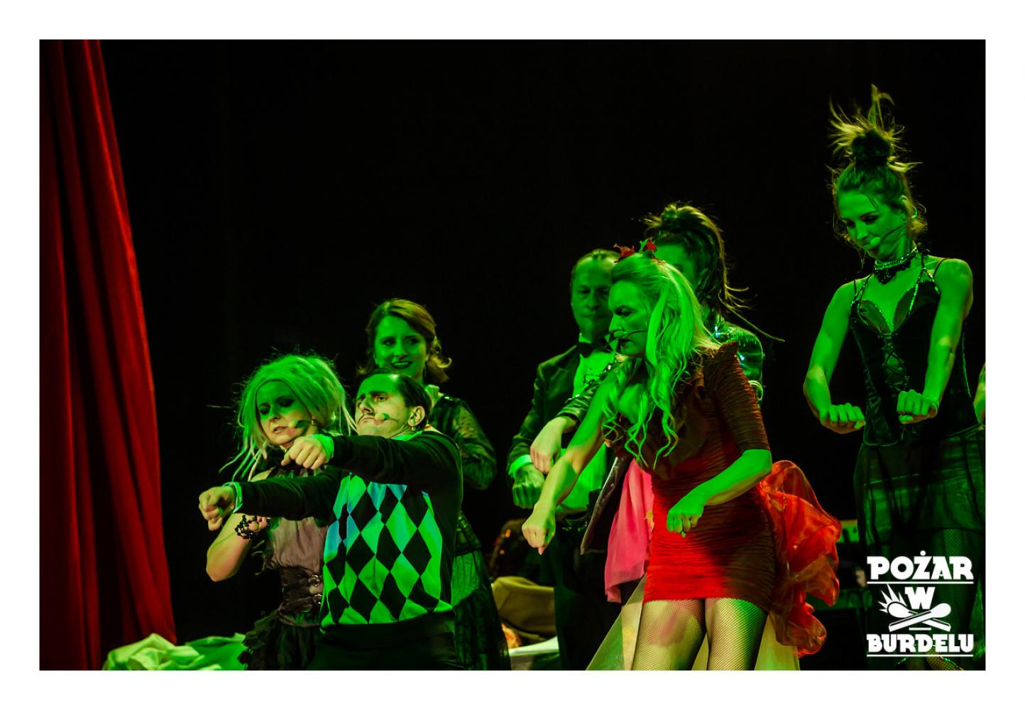 DZIEWCZYNA Z MARSZU NIEPODLEGŁOŚCI