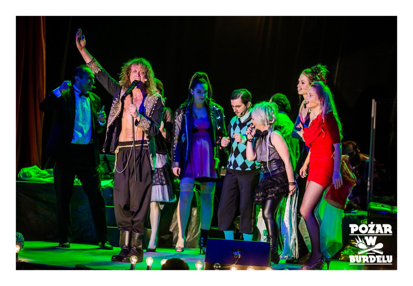 DZIEWCZYNA Z MARSZU NIEPODLEGŁOŚCI