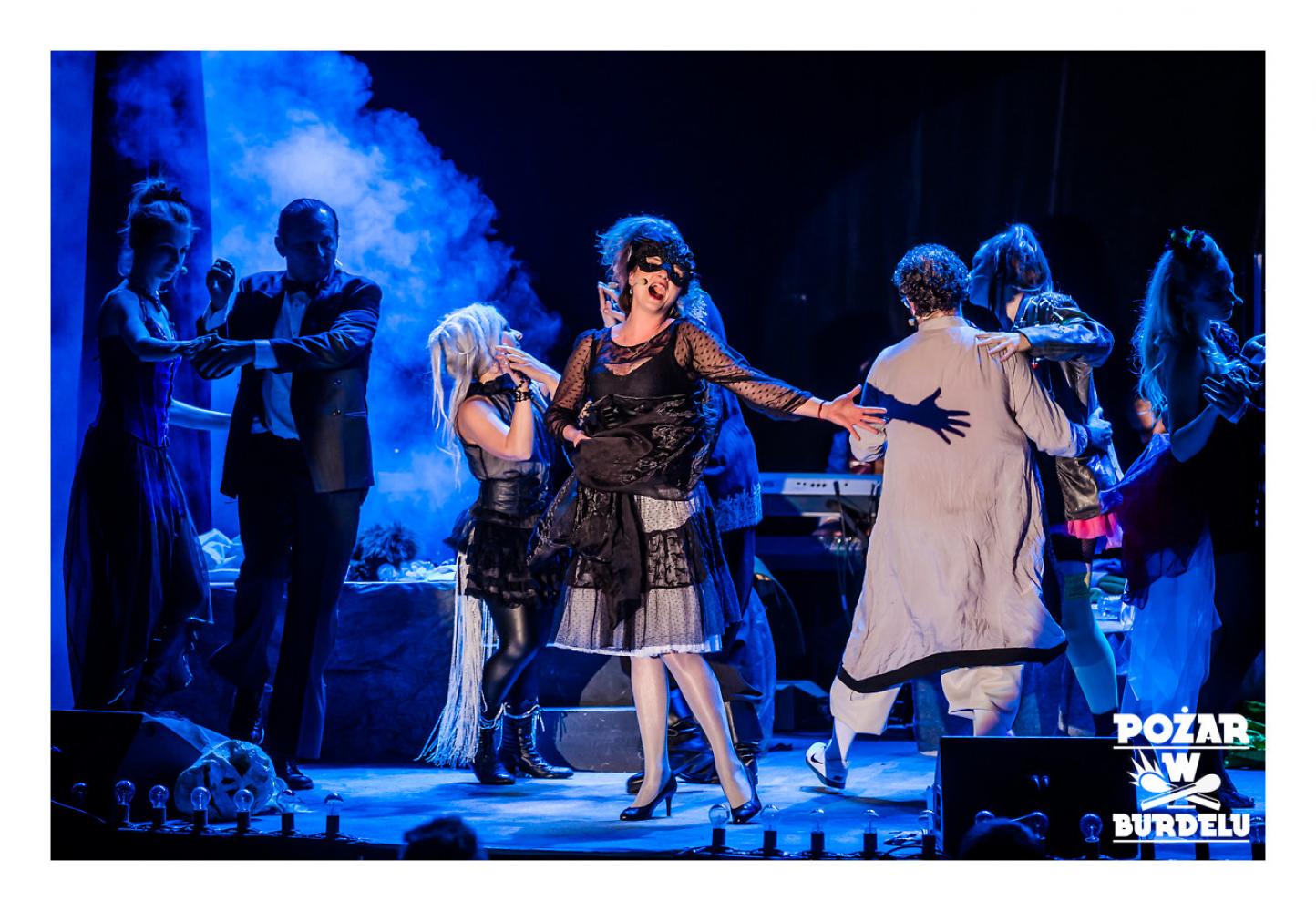 DZIEWCZYNA Z MARSZU NIEPODLEGŁOŚCI