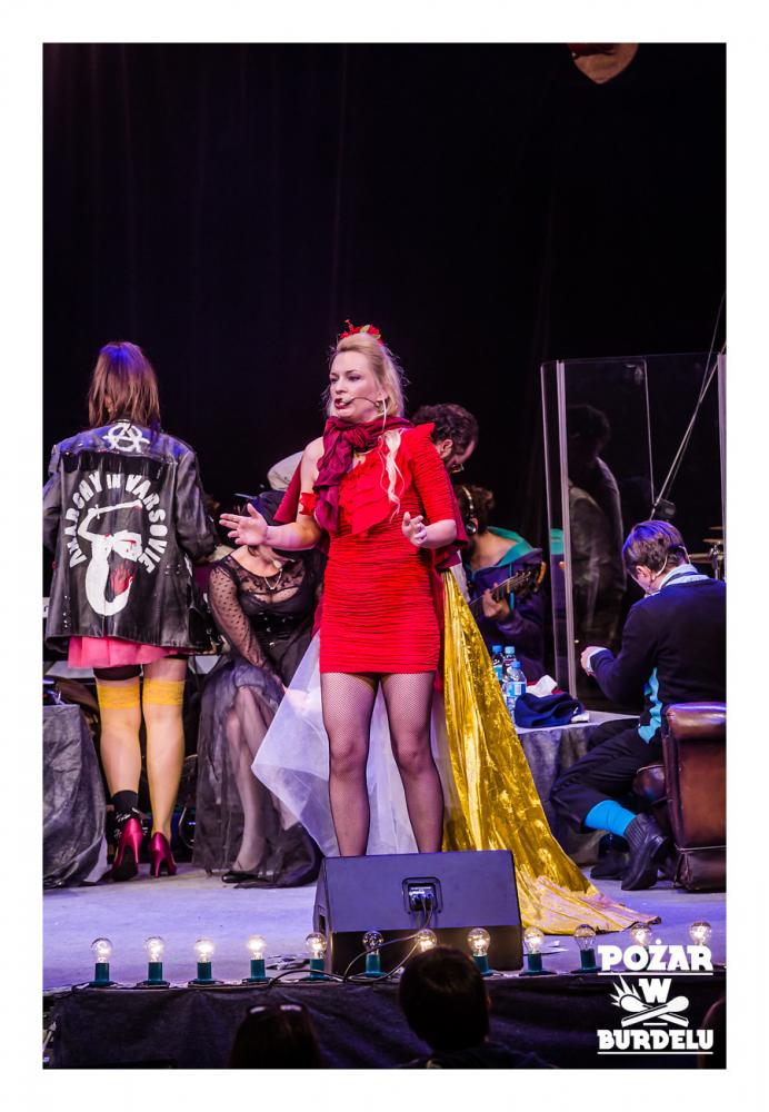 DZIEWCZYNA Z MARSZU NIEPODLEGŁOŚCI