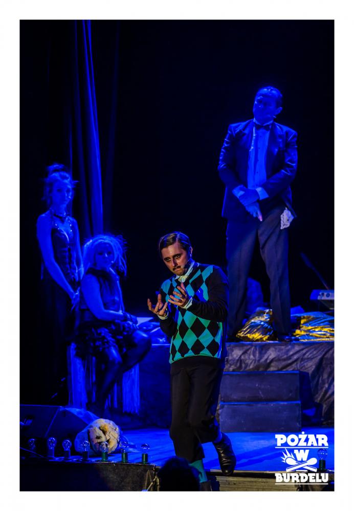 DZIEWCZYNA Z MARSZU NIEPODLEGŁOŚCI