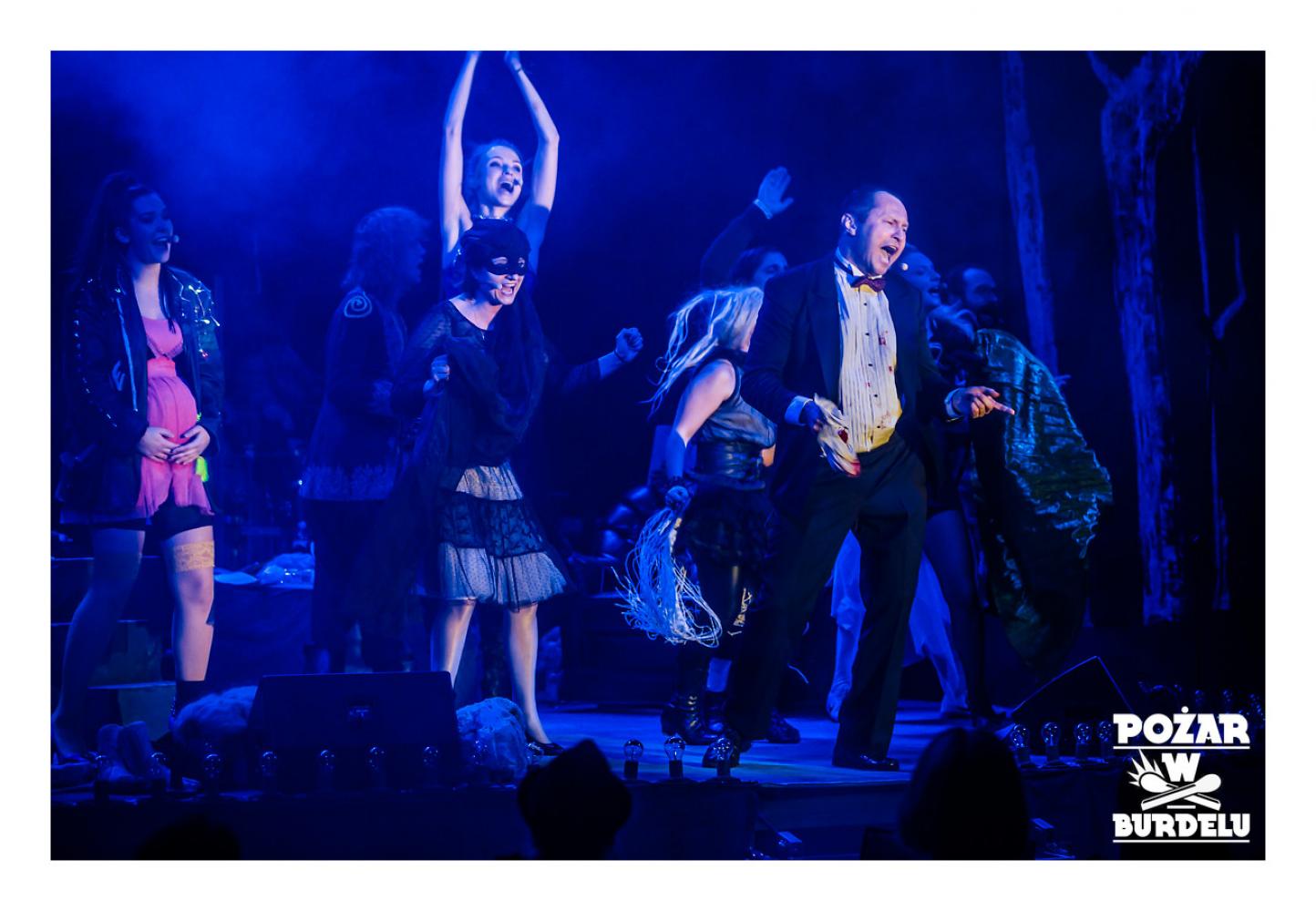 DZIEWCZYNA Z MARSZU NIEPODLEGŁOŚCI