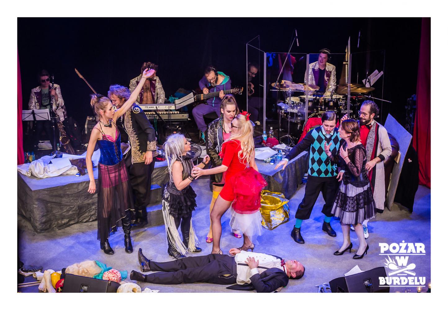 DZIEWCZYNA Z MARSZU NIEPODLEGŁOŚCI