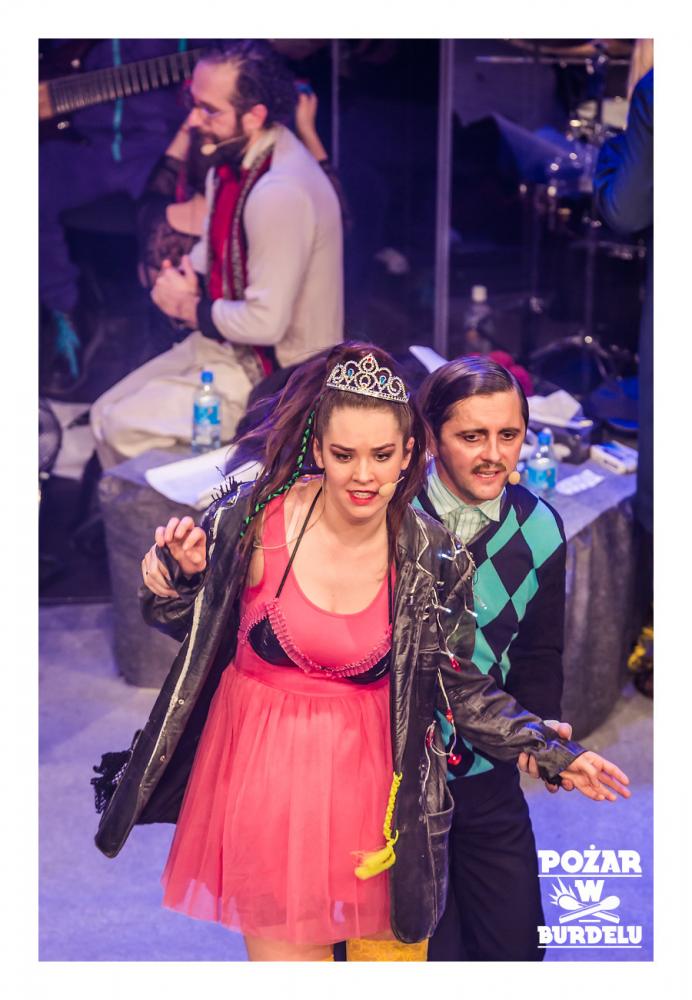 DZIEWCZYNA Z MARSZU NIEPODLEGŁOŚCI