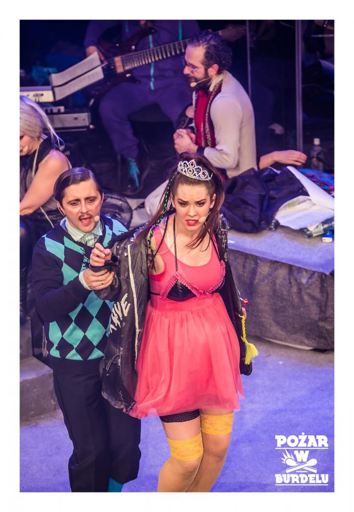 DZIEWCZYNA Z MARSZU NIEPODLEGŁOŚCI