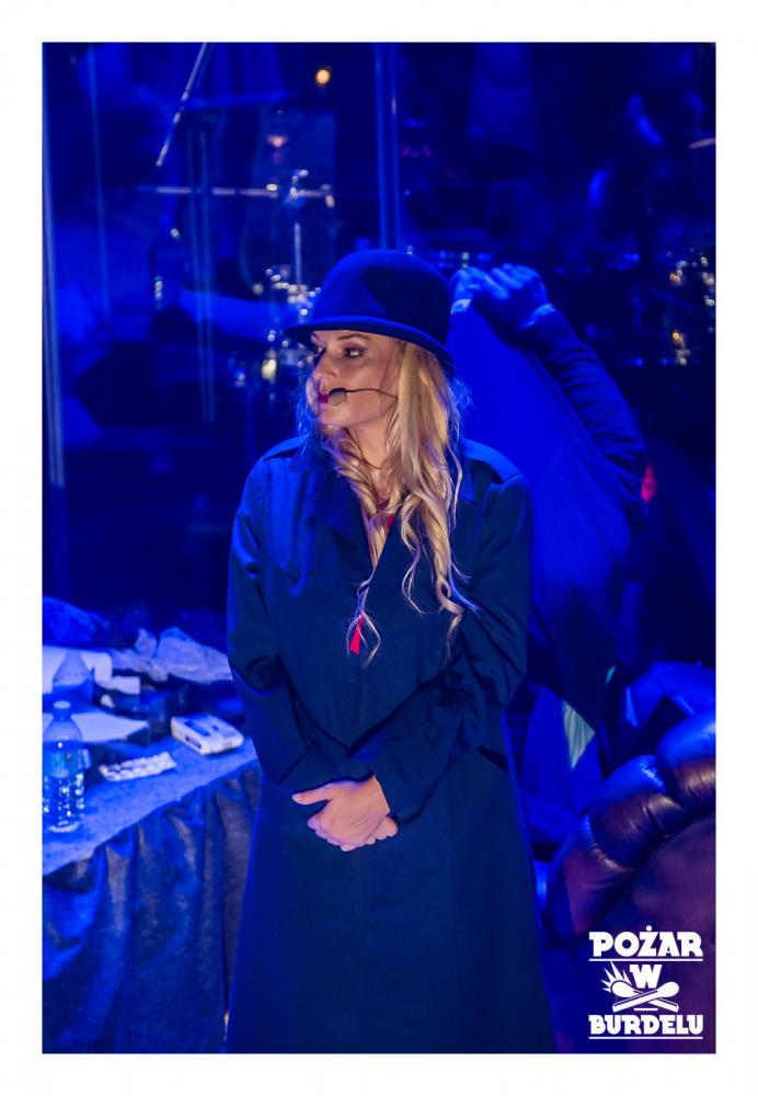 DZIEWCZYNA Z MARSZU NIEPODLEGŁOŚCI