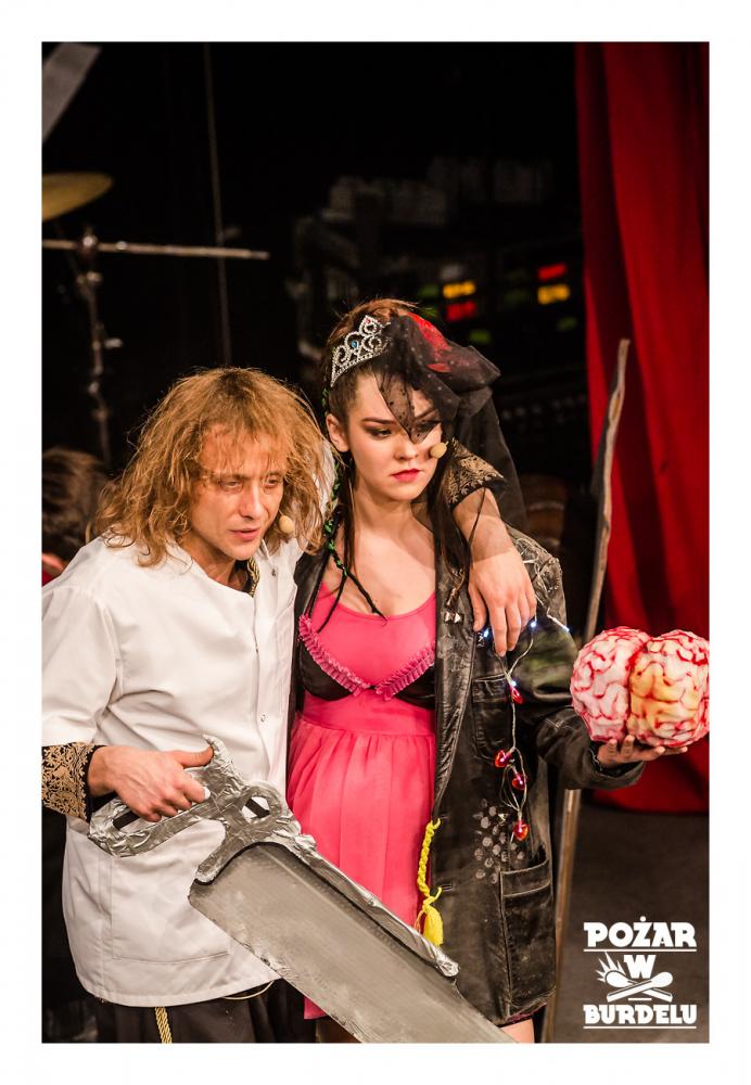 DZIEWCZYNA Z MARSZU NIEPODLEGŁOŚCI