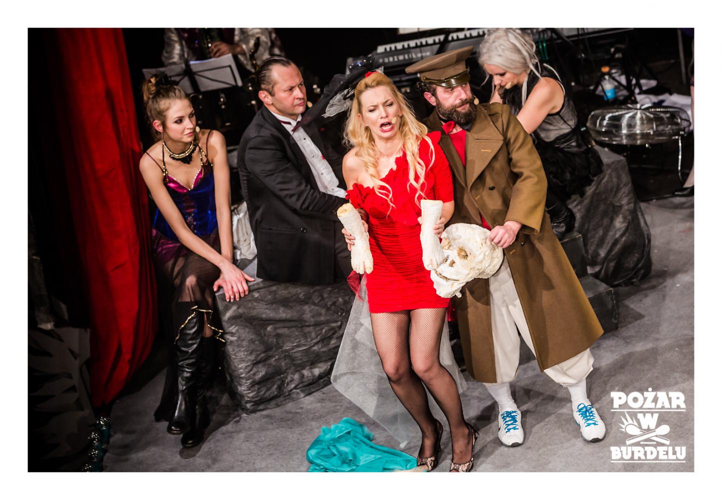 DZIEWCZYNA Z MARSZU NIEPODLEGŁOŚCI