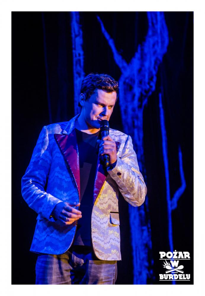 DZIEWCZYNA Z MARSZU NIEPODLEGŁOŚCI