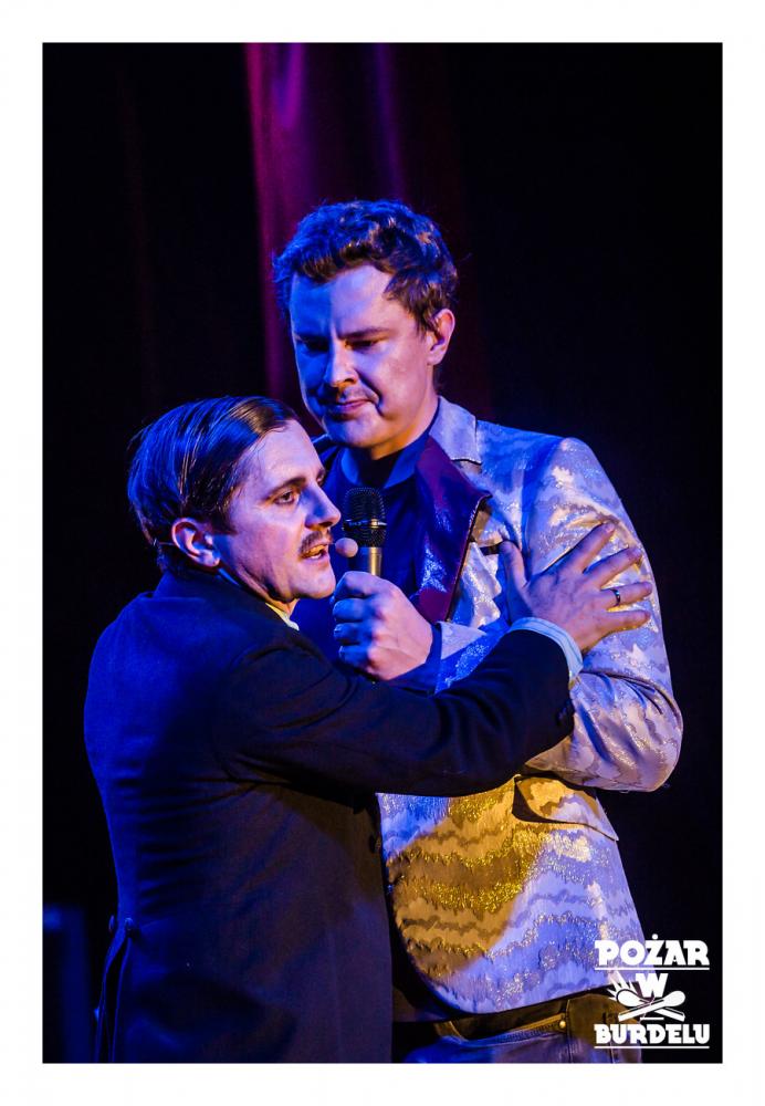 DZIEWCZYNA Z MARSZU NIEPODLEGŁOŚCI