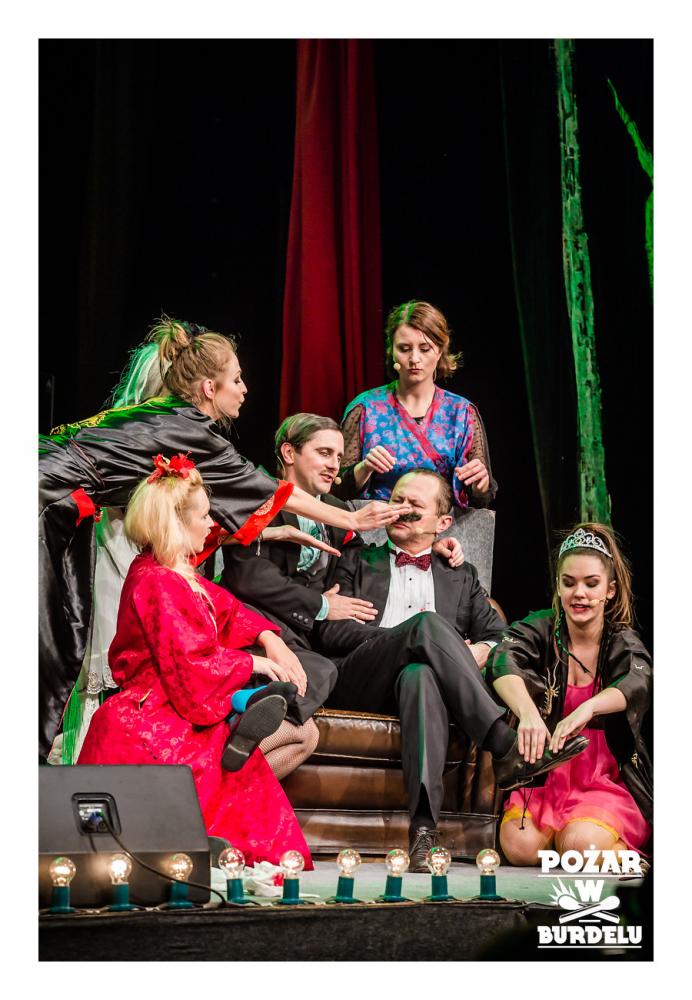 DZIEWCZYNA Z MARSZU NIEPODLEGŁOŚCI