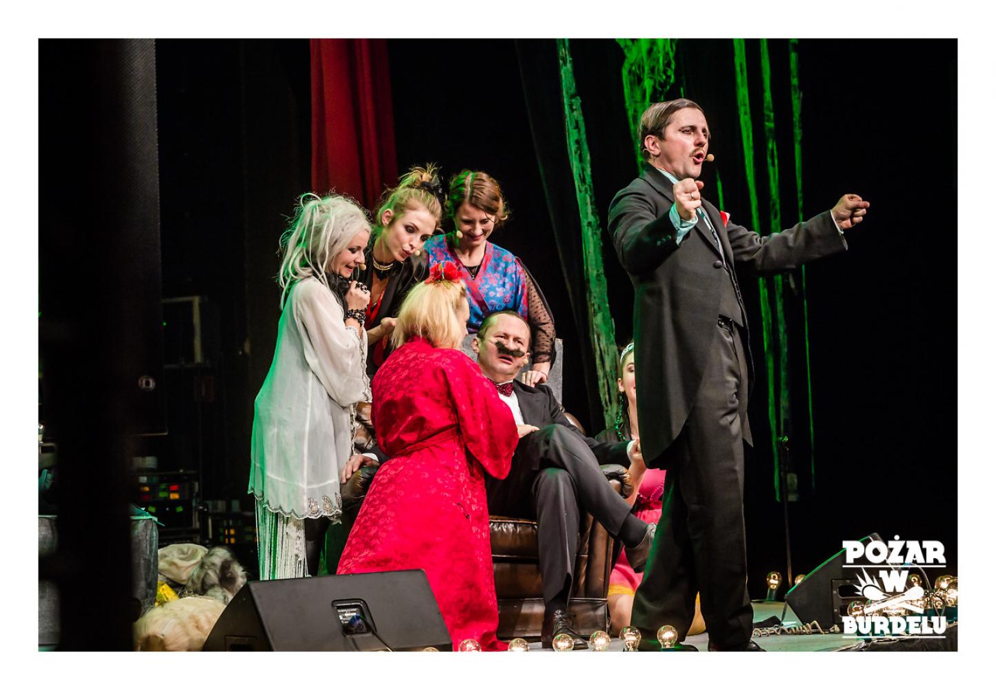 DZIEWCZYNA Z MARSZU NIEPODLEGŁOŚCI