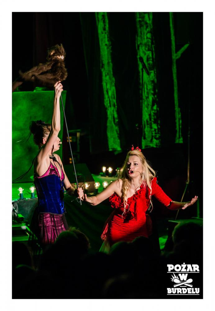 DZIEWCZYNA Z MARSZU NIEPODLEGŁOŚCI