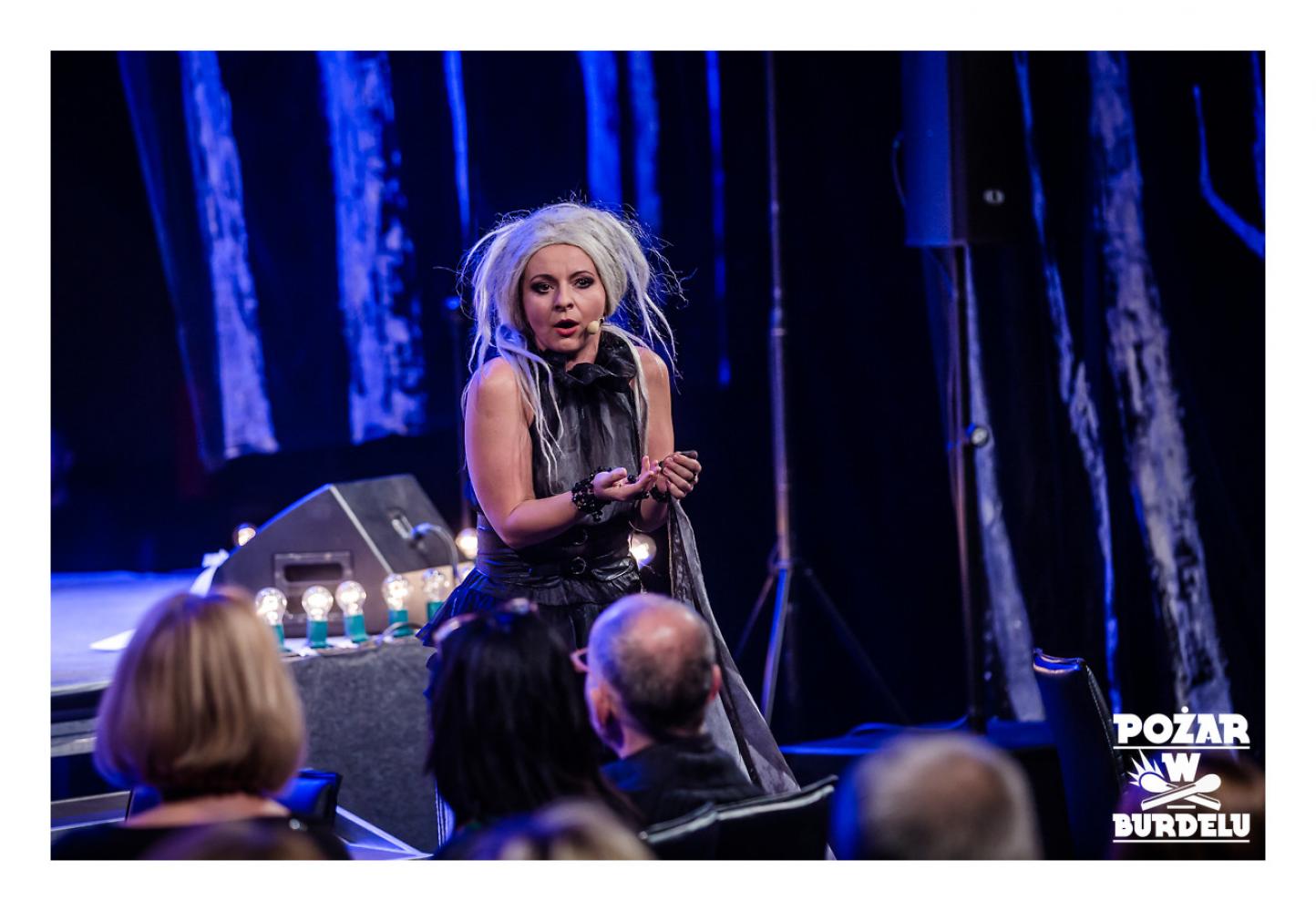 DZIEWCZYNA Z MARSZU NIEPODLEGŁOŚCI