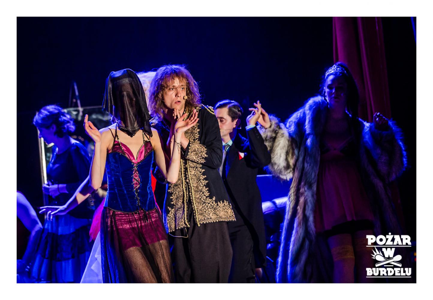 DZIEWCZYNA Z MARSZU NIEPODLEGŁOŚCI