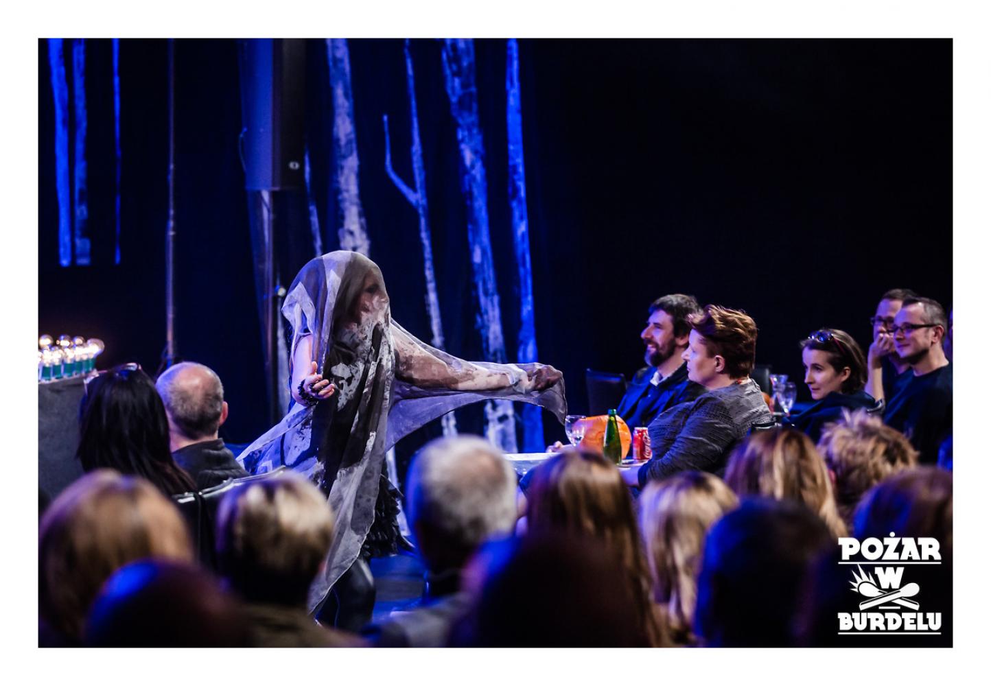 DZIEWCZYNA Z MARSZU NIEPODLEGŁOŚCI