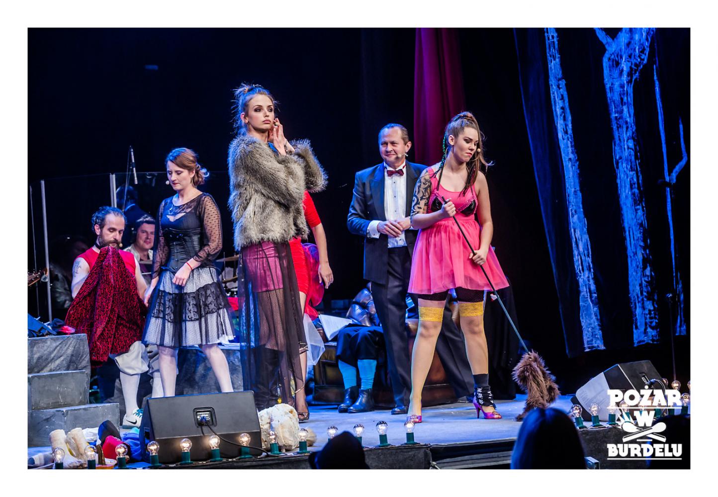 DZIEWCZYNA Z MARSZU NIEPODLEGŁOŚCI