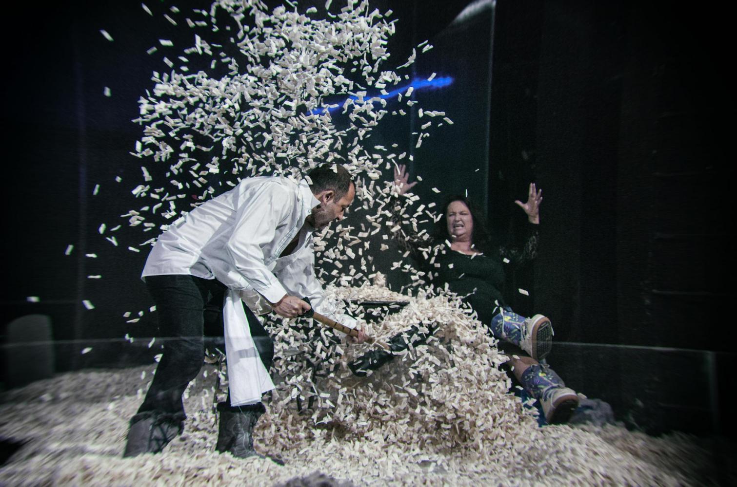 Plakat do spektaklu STARA KOBIETA WYSIADUJE