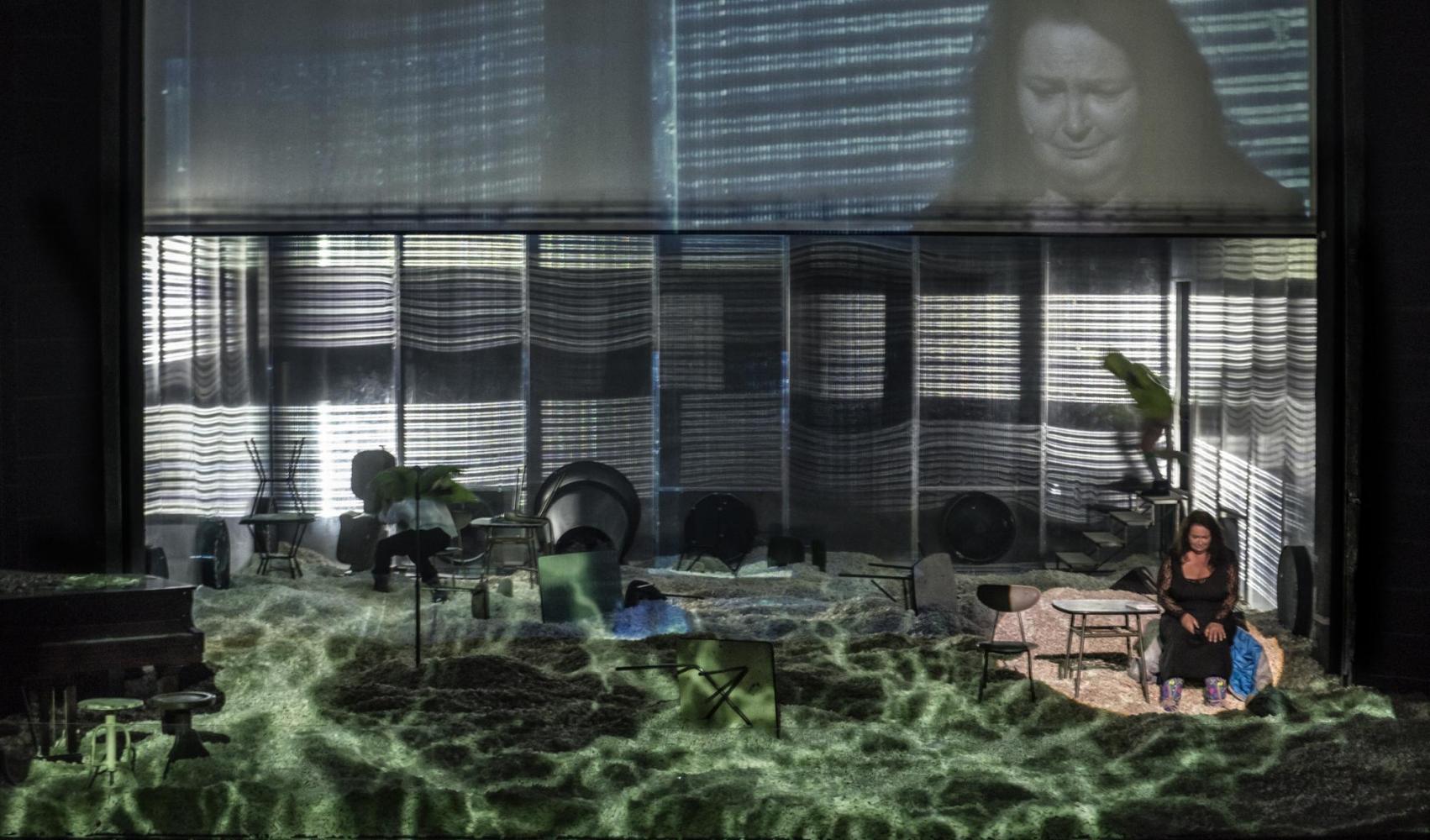 STARA KOBIETA WYSIADUJE