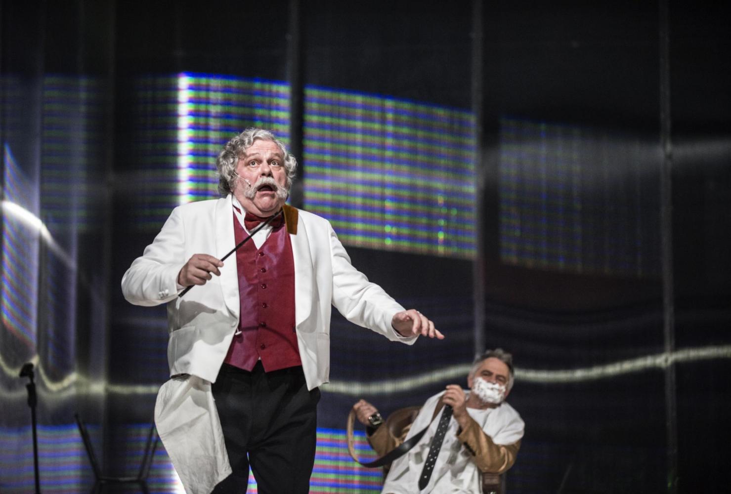 STARA KOBIETA WYSIADUJE