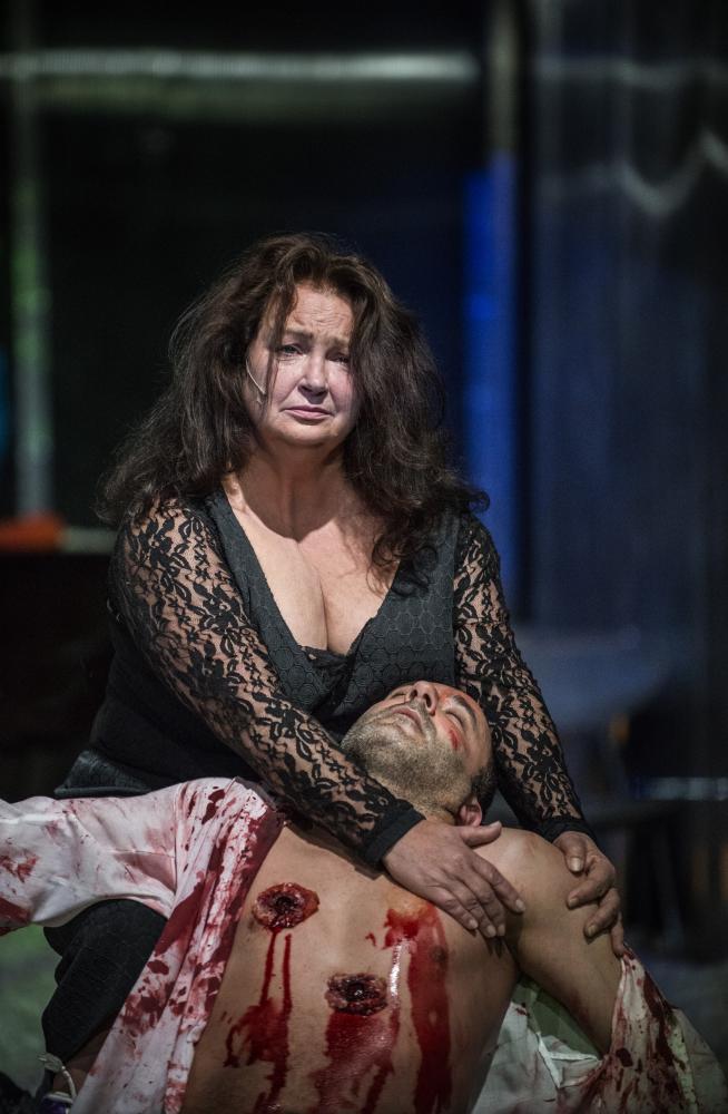 STARA KOBIETA WYSIADUJE